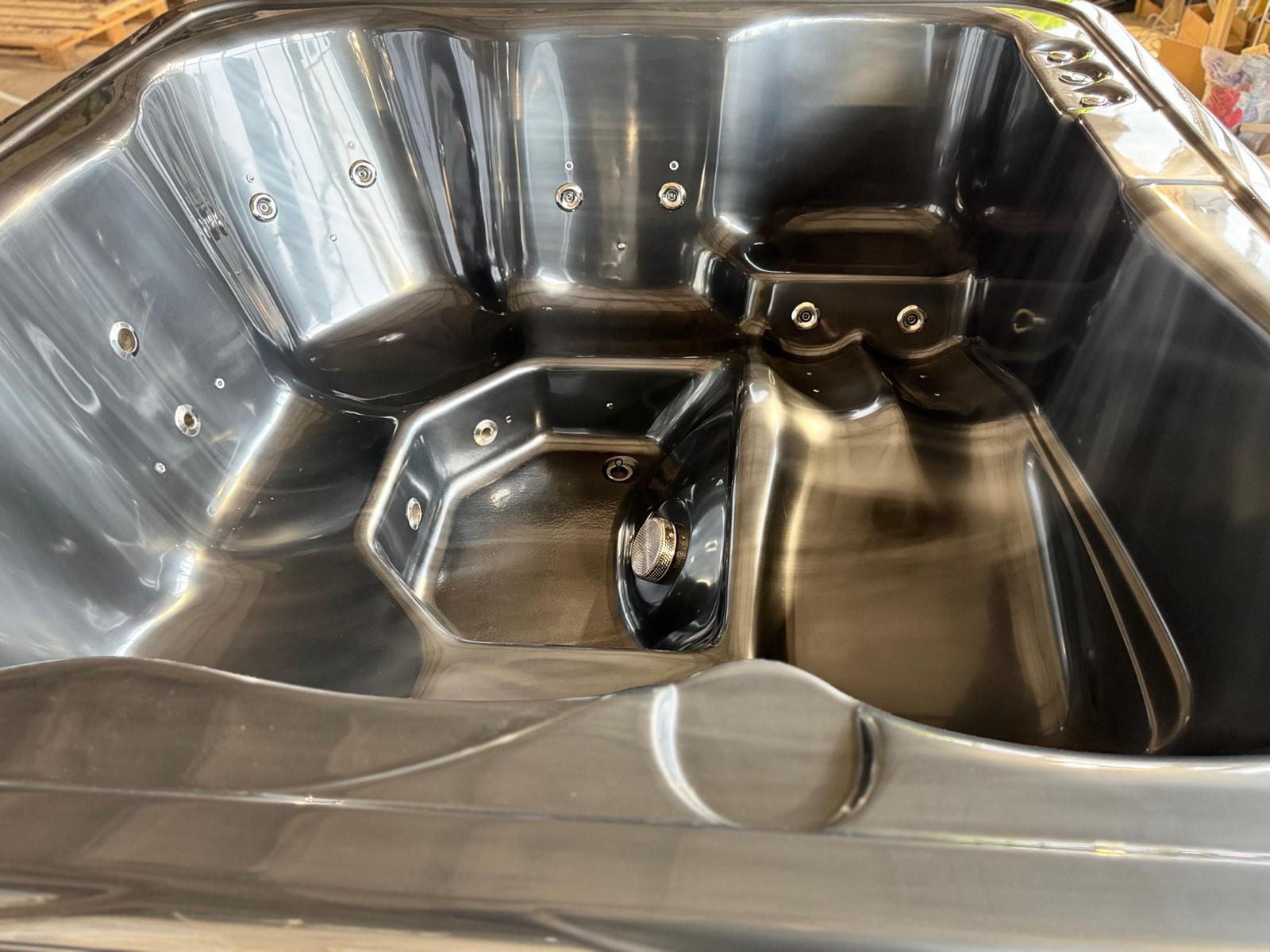 akrila-kvadrata-kubls-areja-krasns-masazas-220×220-16.jpeg USA XL Kümblustünn Ruudukujuline 220cm Välisahjuga 10