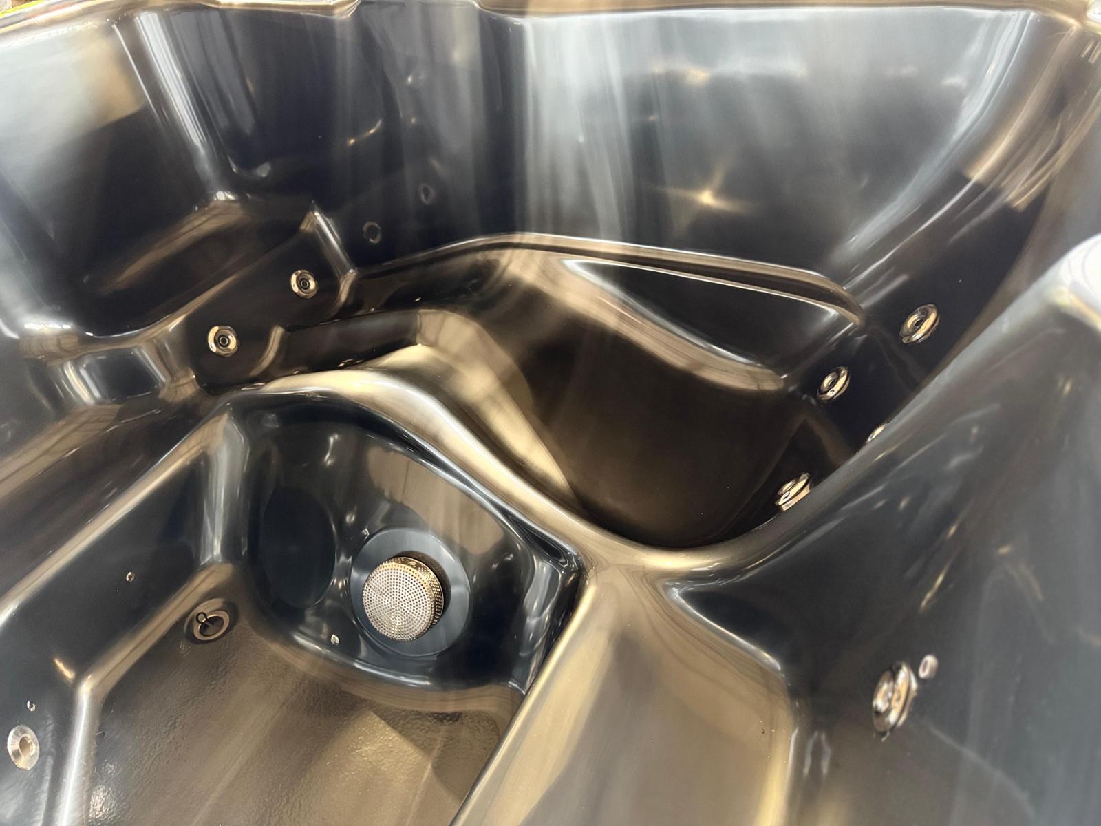 akrila-kvadrata-kubls-areja-krasns-masazas-220×220-17.jpeg USA XL Kümblustünn Ruudukujuline 220cm Välisahjuga 11