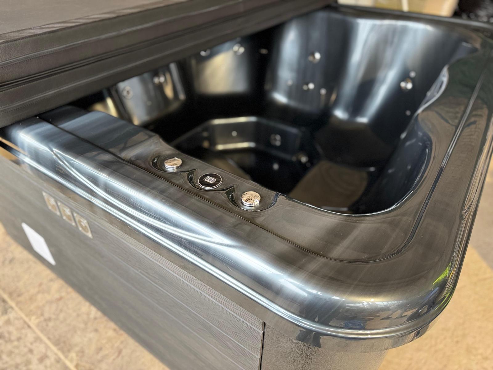 akrila-kvadrata-kubls-areja-krasns-masazas-220×220-5.jpeg USA XL Kümblustünn Ruudukujuline 220cm Välisahjuga 2