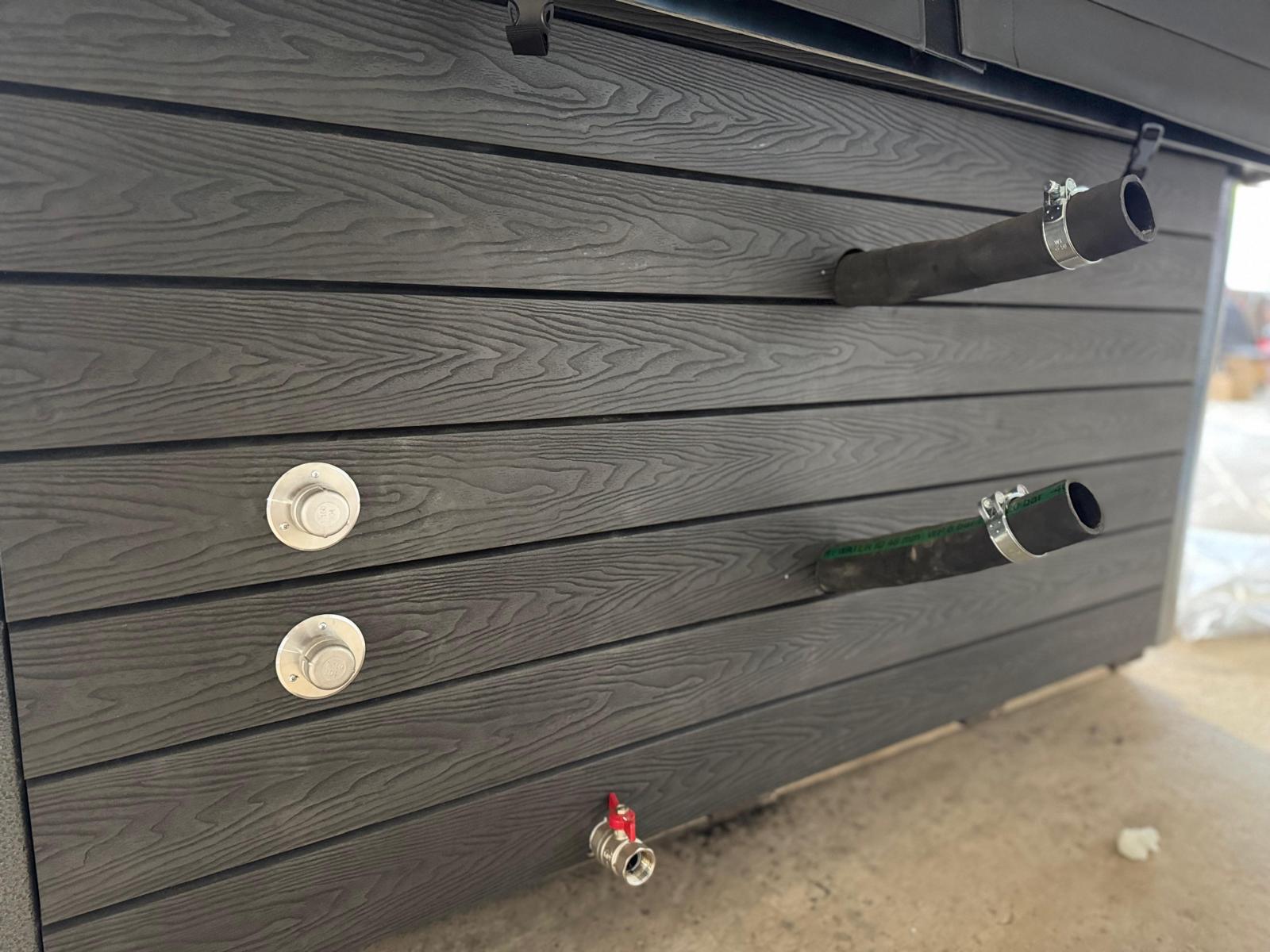 akrila-kvadrata-kubls-areja-krasns-masazas-220×220-6.jpeg USA XL Kümblustünn Ruudukujuline 220cm Välisahjuga 7