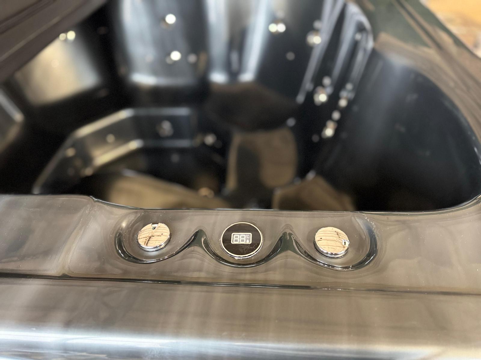 akrila-kvadrata-kubls-areja-krasns-masazas-220×220-9.jpeg USA XL Kümblustünn Ruudukujuline 220cm Välisahjuga 8