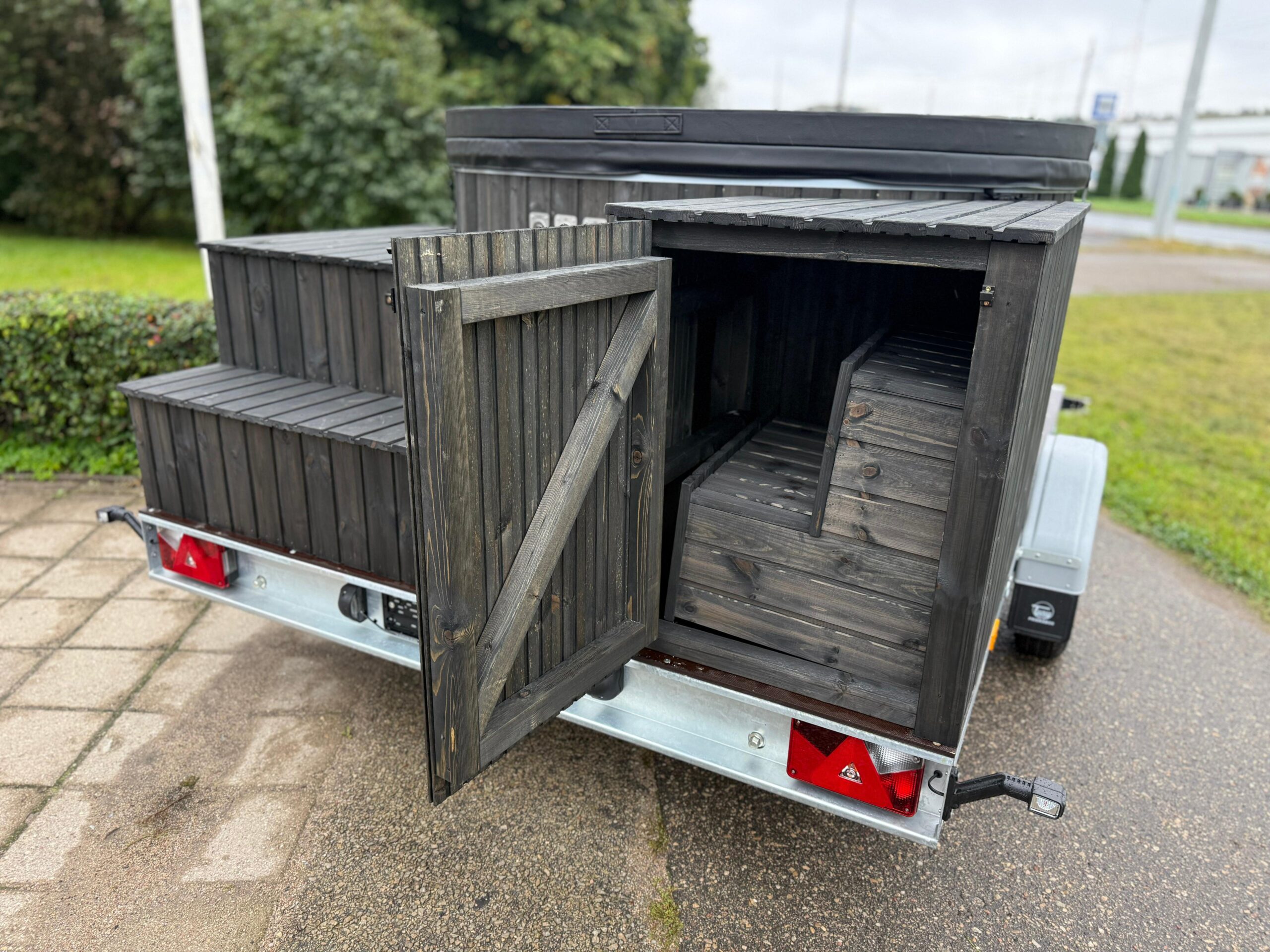 kubls-uz-piekabes-areja-krasns-masazas-led-200cm-10-scaled-1.jpeg Kümblustünn Haagisel 200cm Välisahjuga 7