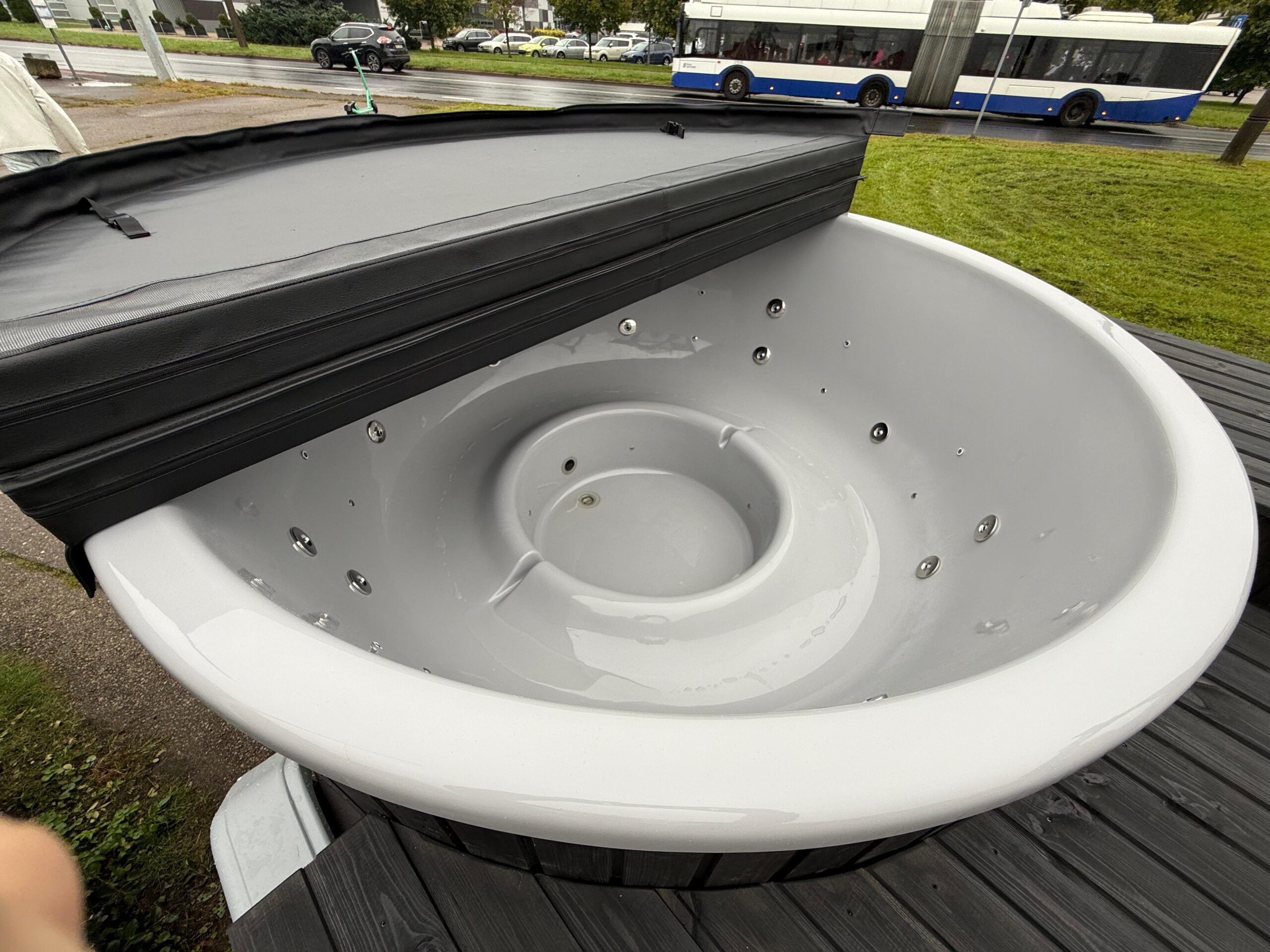 kubls-uz-piekabes-areja-krasns-masazas-led-200cm-11-scaled-1.jpeg Kümblustünn Haagisel 200cm Välisahjuga 10