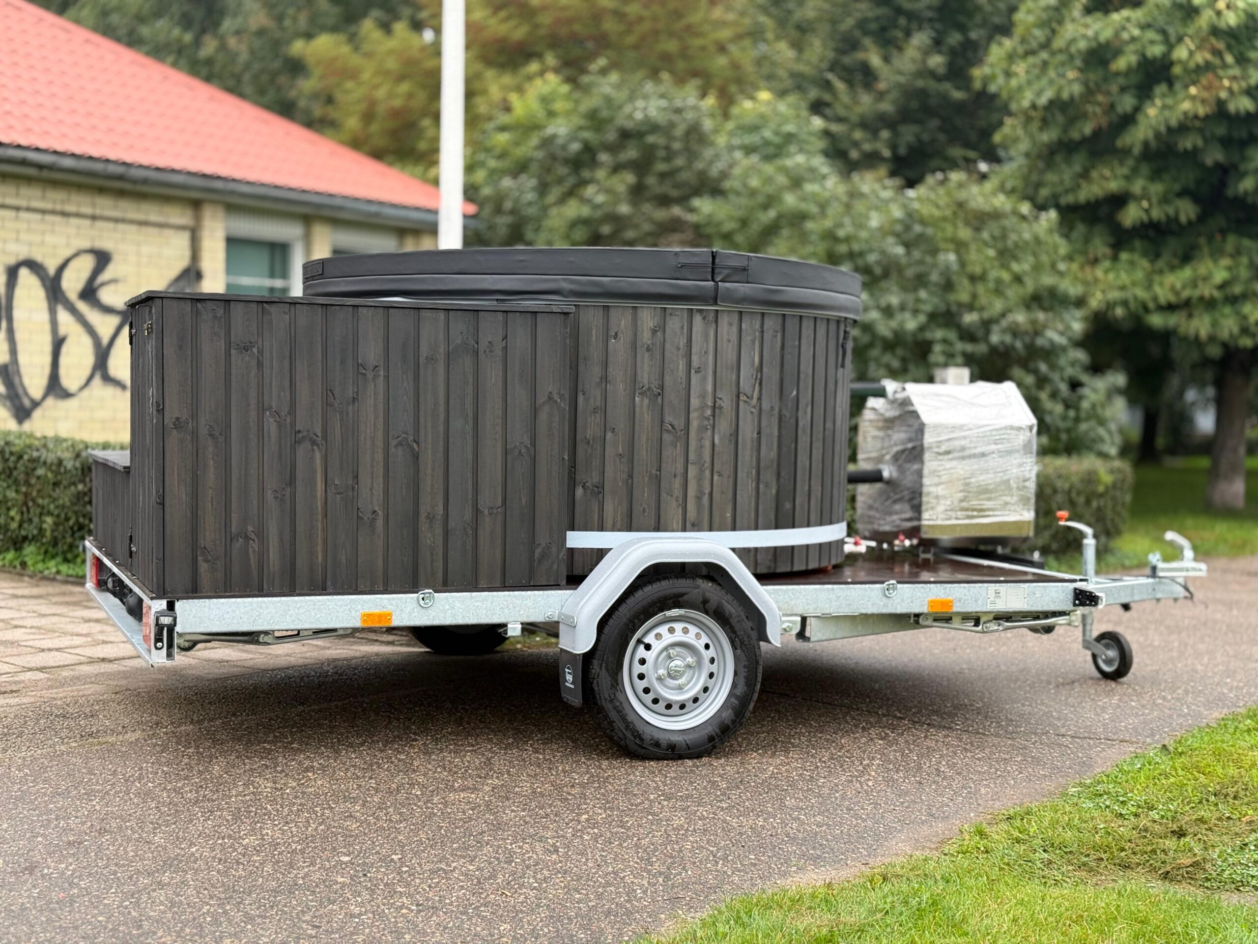 kubls-uz-piekabes-areja-krasns-masazas-led-200cm-2-scaled-1.jpeg Kümblustünn Haagisel 200cm Välisahjuga 2