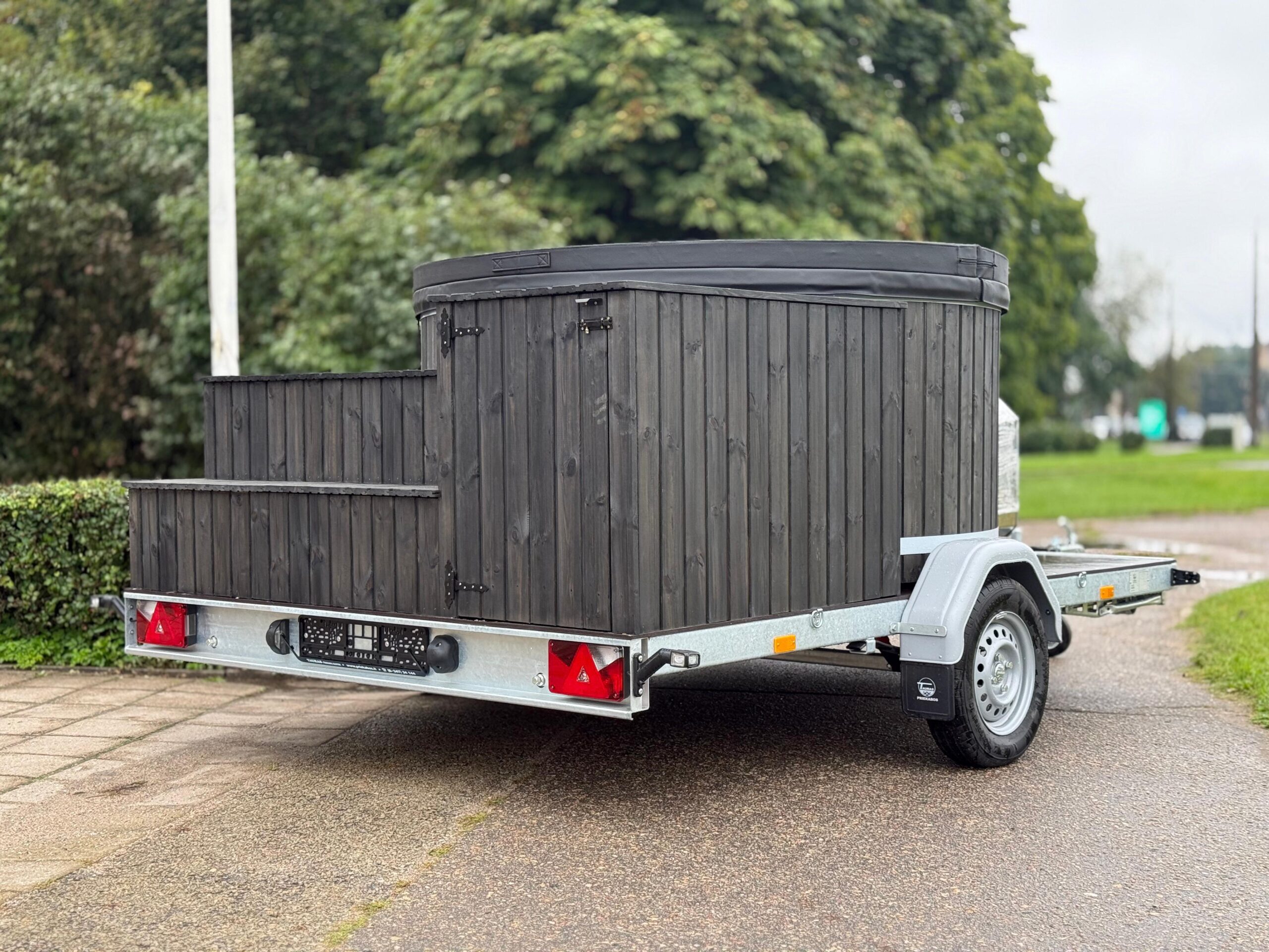 kubls-uz-piekabes-areja-krasns-masazas-led-200cm-3-scaled-1.jpeg Kümblustünn Haagisel 200cm Välisahjuga 3