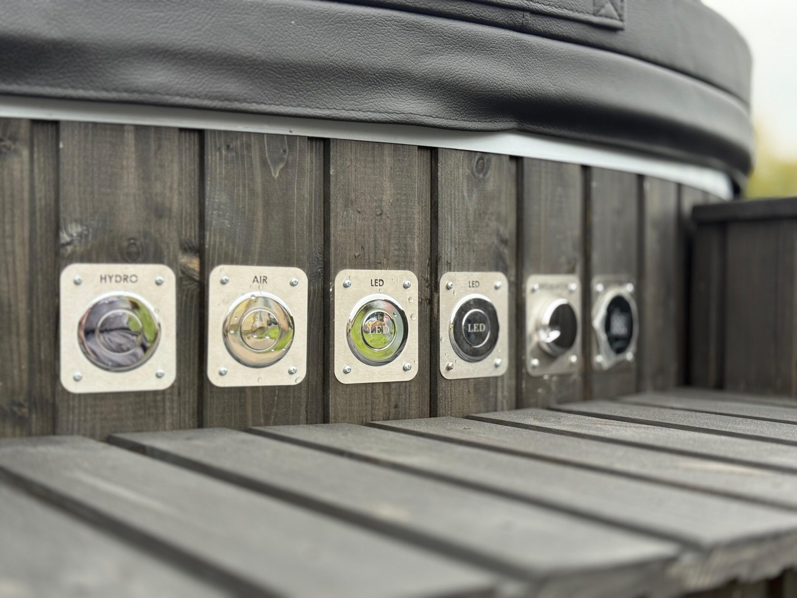 kubls-uz-piekabes-areja-krasns-masazas-led-200cm-7-scaled-1.jpeg Kümblustünn Haagisel 200cm Välisahjuga 5